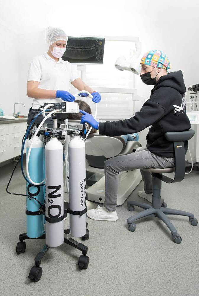 Dentists preparing N20 gas