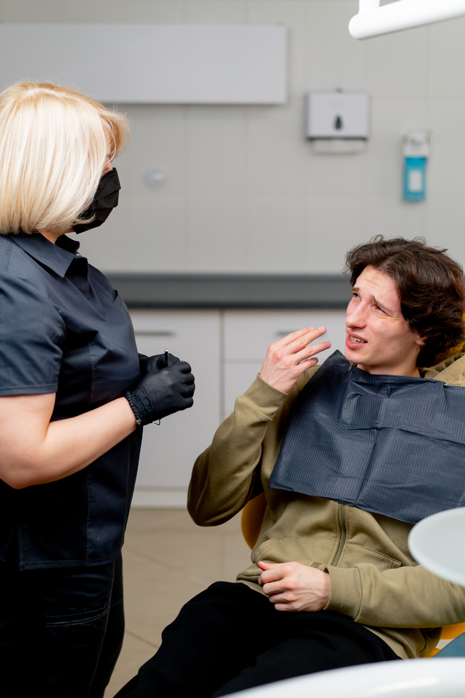 Consulting patient with dental emergency